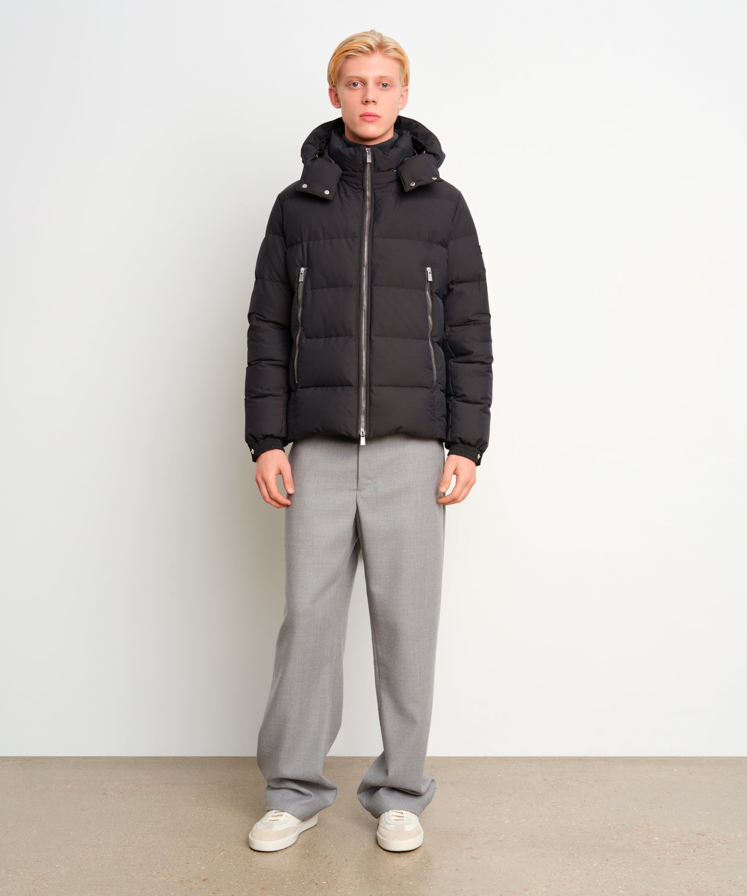 モデル身長187cm、着用サイズ3、着用カラーC.GRAY