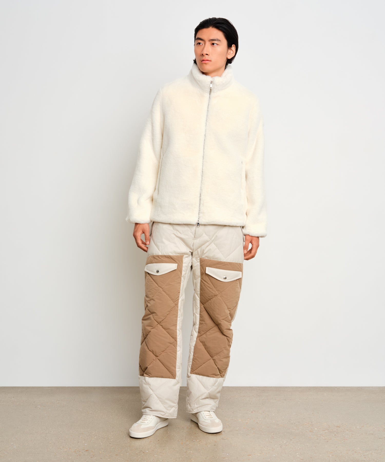 モデル身長187cm、着用サイズ3、着用カラーWHITE