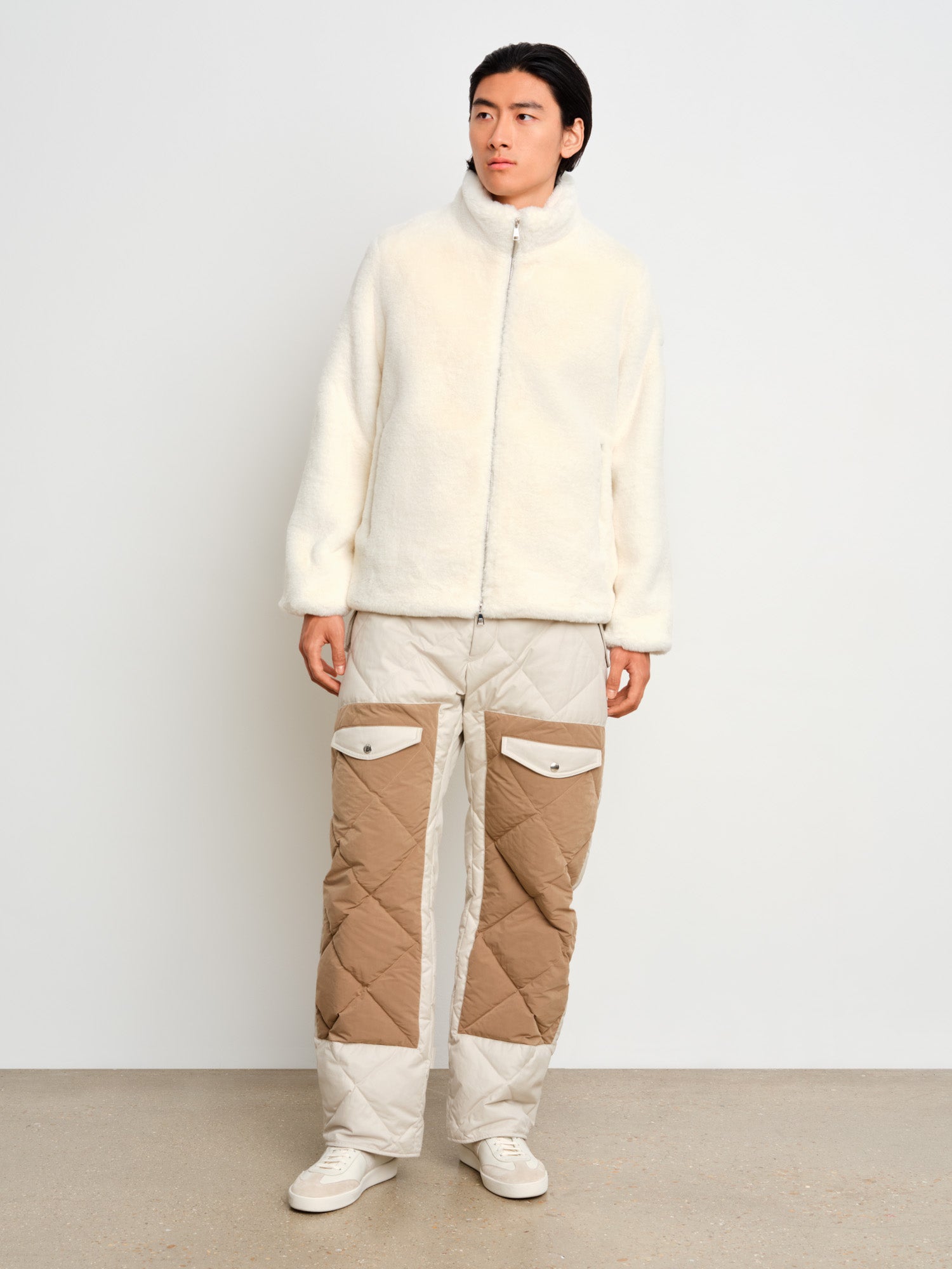 モデル身長187cm、着用サイズ3、着用カラーWHITE