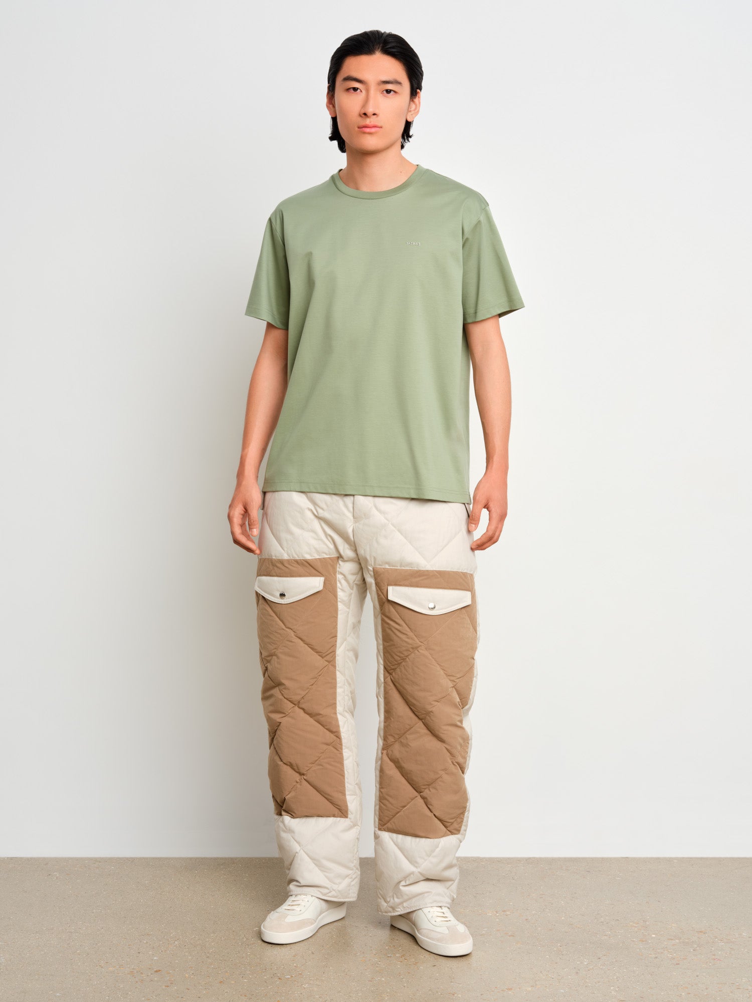 モデル身長187cm、着用サイズ3、着用カラーGREEN