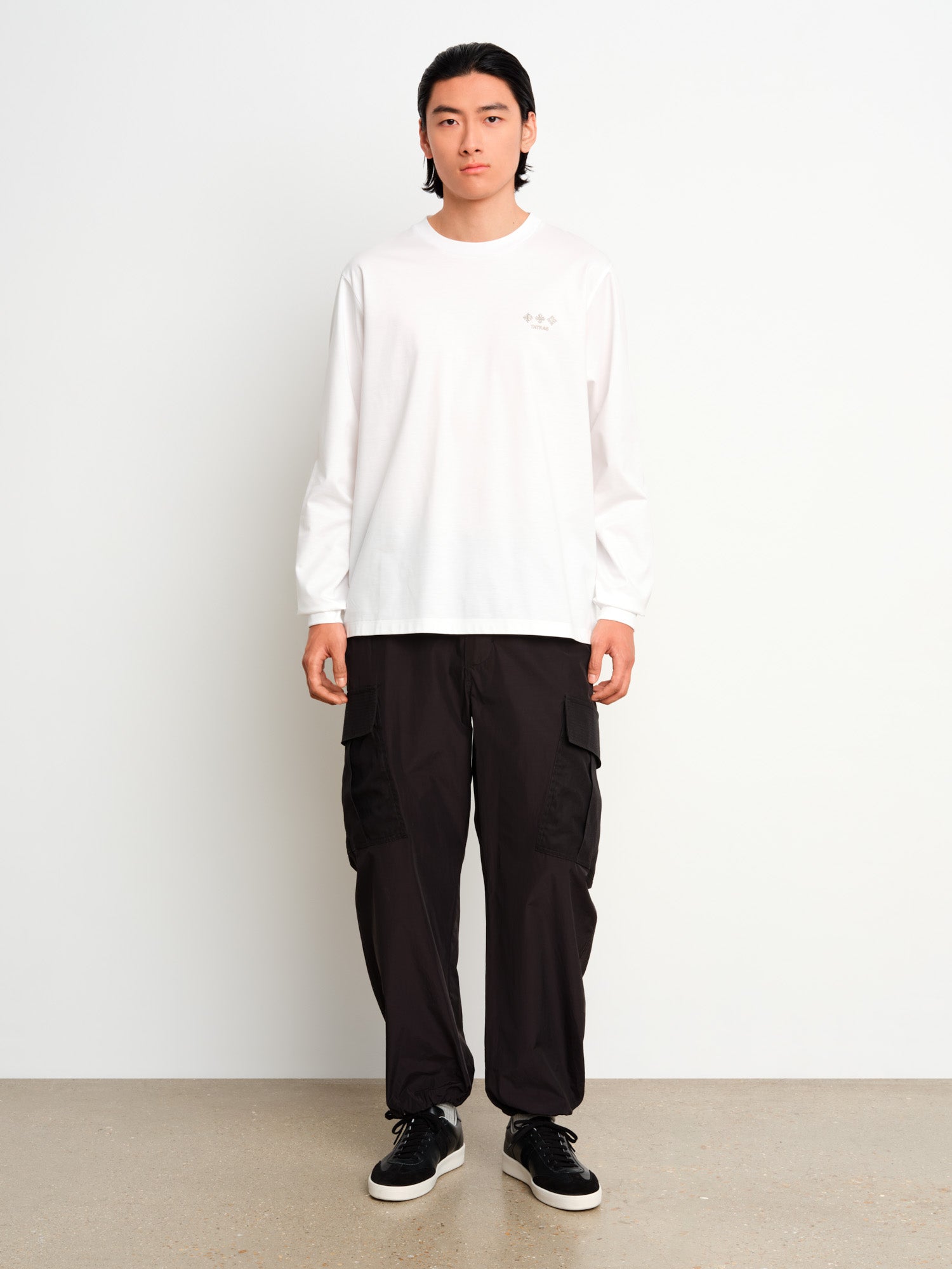 モデル身長187cm、着用サイズ3、着用カラーWHITE