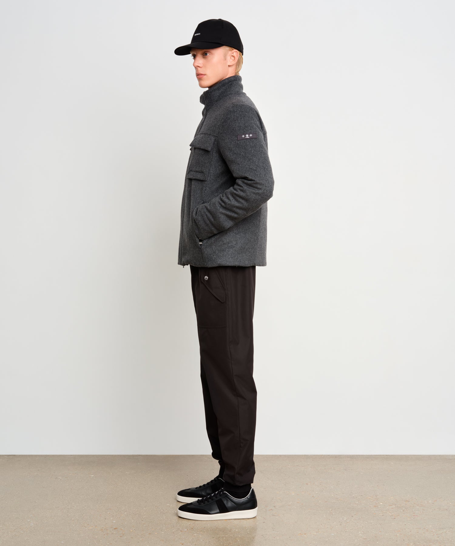 モデル身長187cm、着用サイズF、着用カラーBLACK