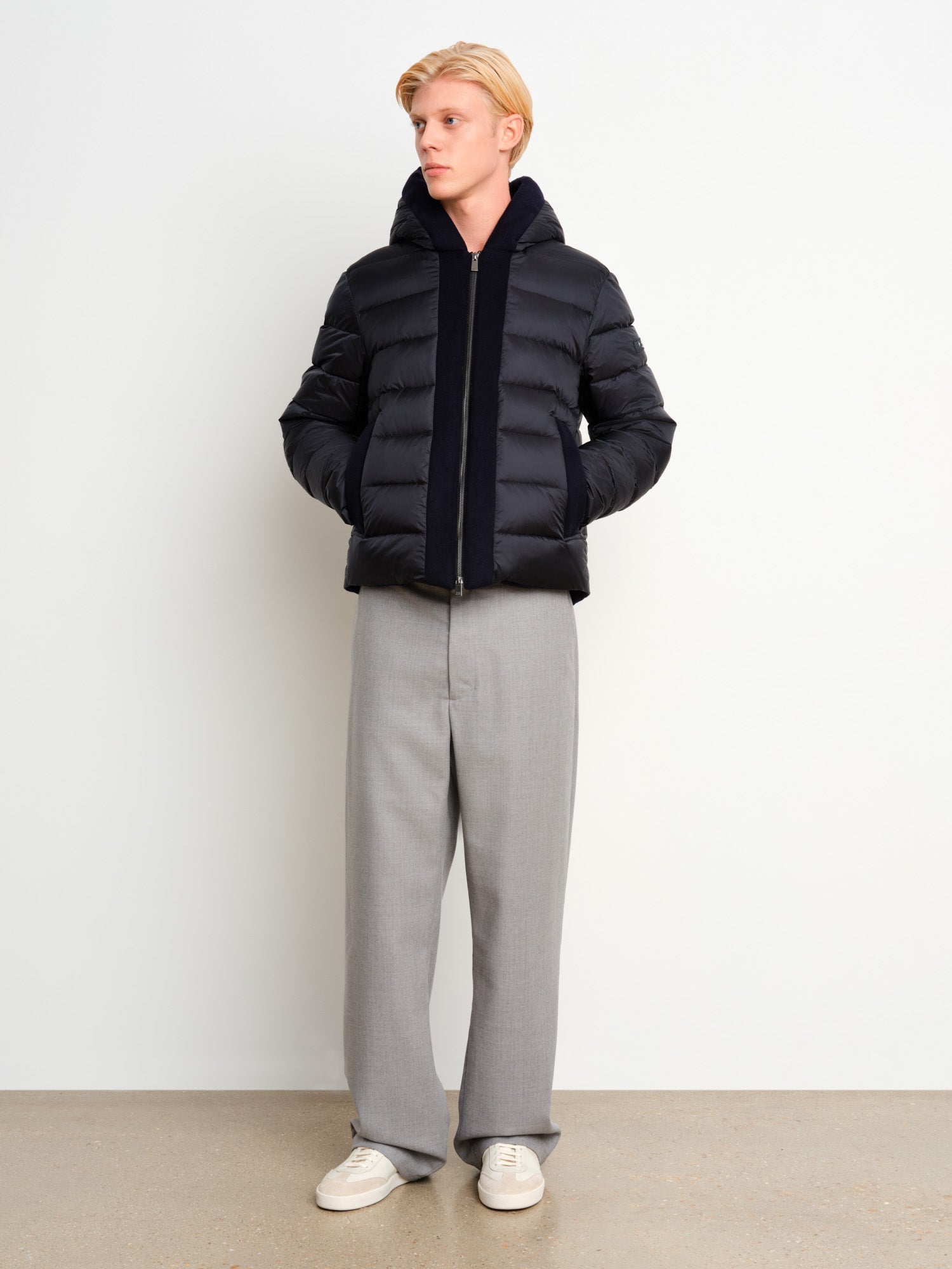 モデル身長187cm、着用サイズ3、着用カラーNAVY