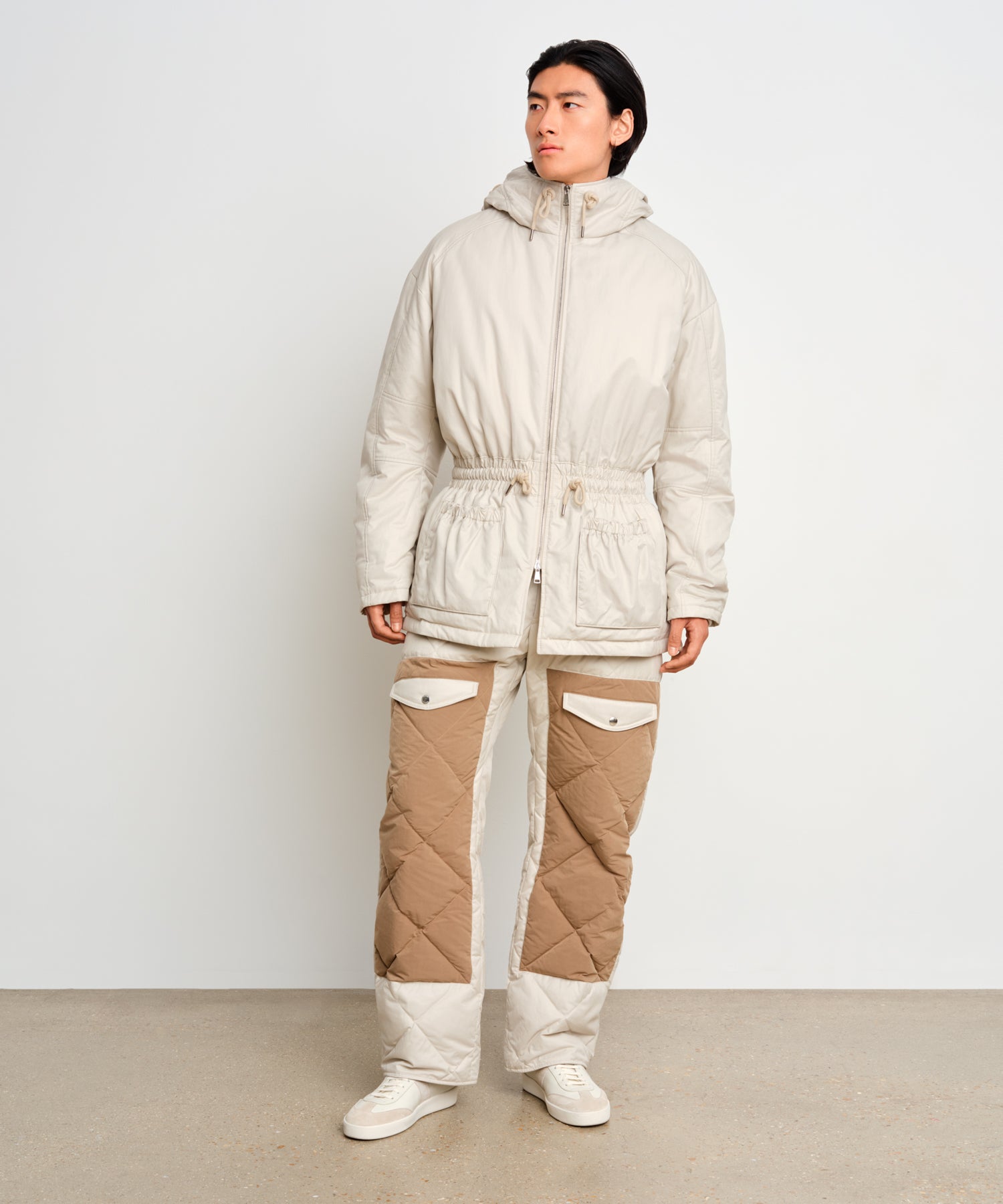 モデル身長187cm、着用サイズ3、着用カラーL.GRAY