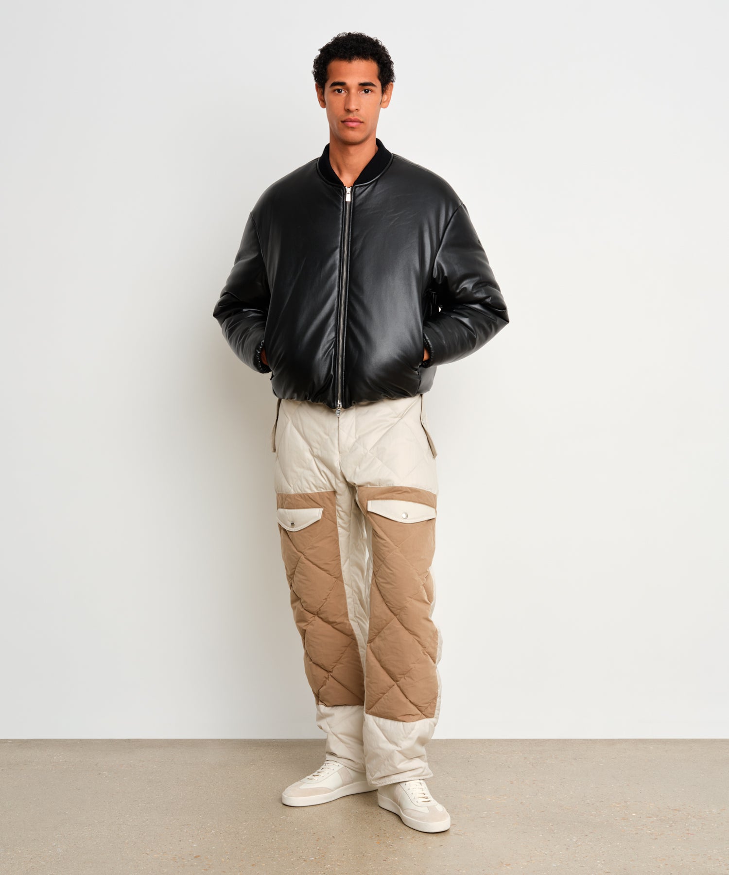 モデル身長187cm、着用サイズ3、着用カラーBLACK