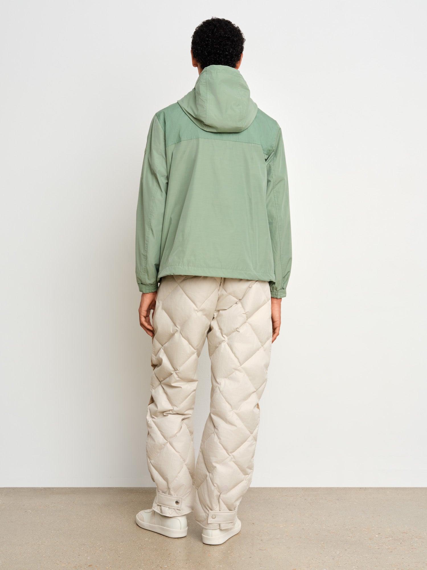 モデル身長187cm、着用サイズ3、着用カラーGREEN
