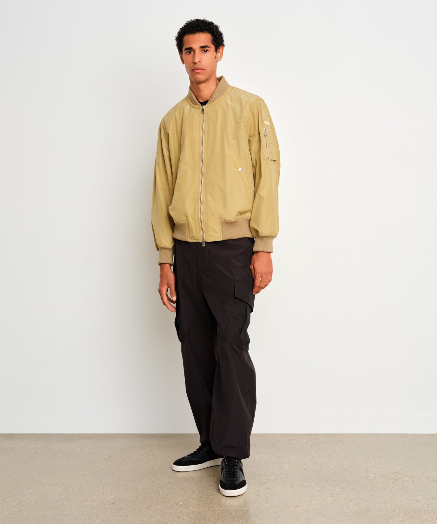 モデル身長187cm、着用サイズ3、着用カラーBEIGE