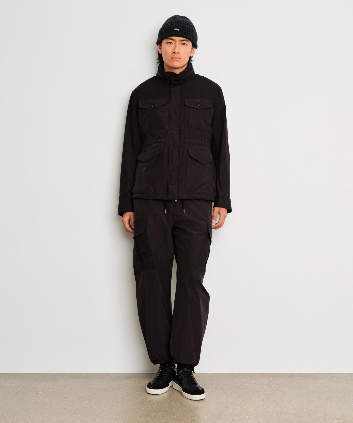 モデル身長187cm、着用サイズ3、着用カラーBLACK