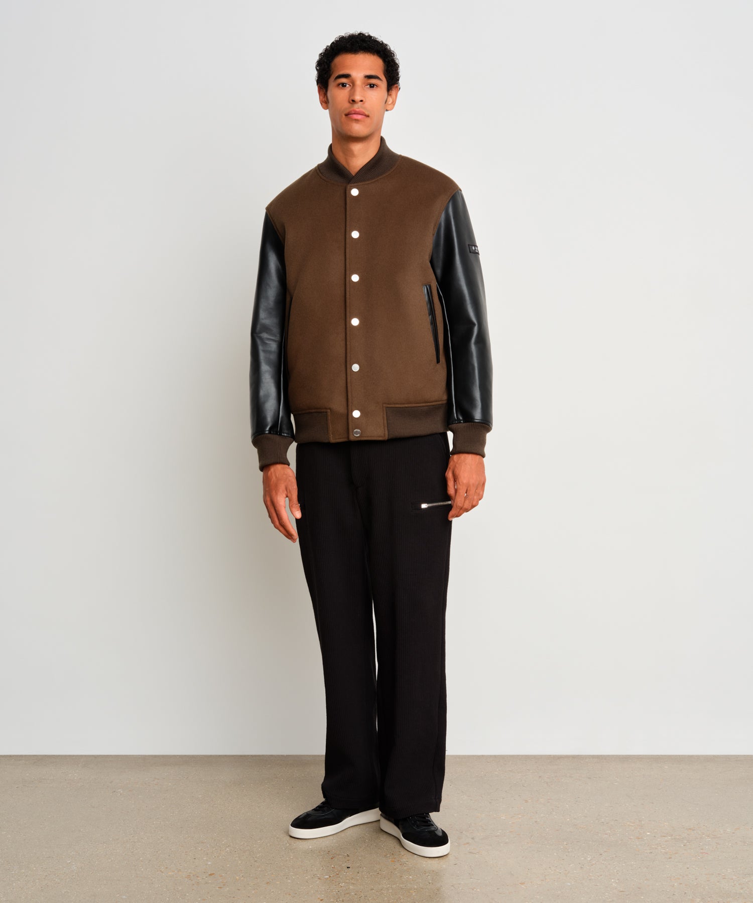 モデル身長187cm、着用サイズ3、着用カラーKHAKI <BR>※着用画像は照明の関係で赤味が出ています。実際の商品は物画像をご確認ください。