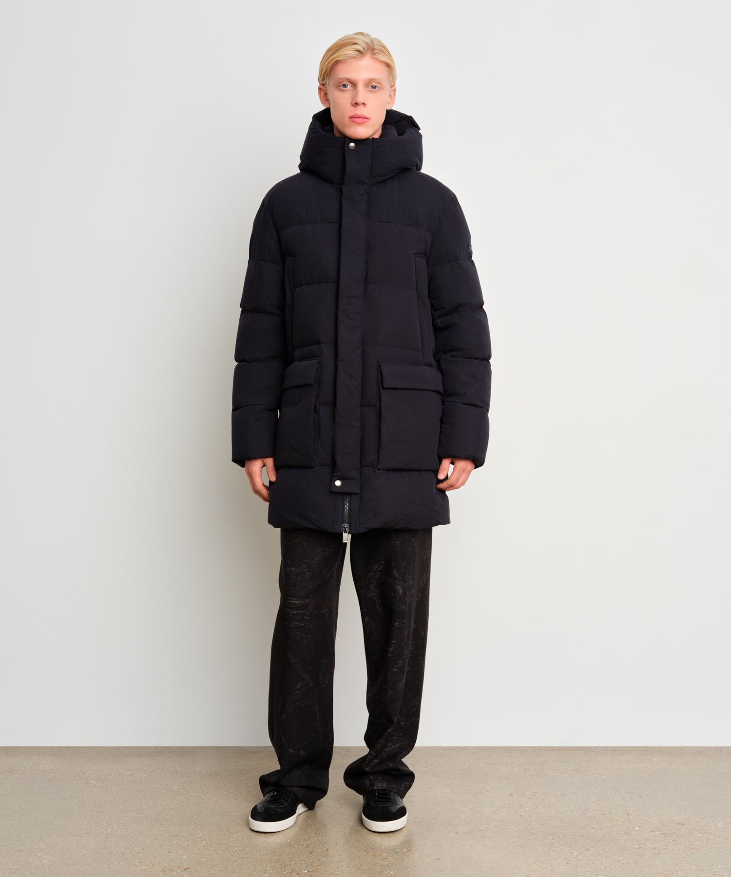 モデル身長187cm、着用サイズ3、着用カラーNAVY