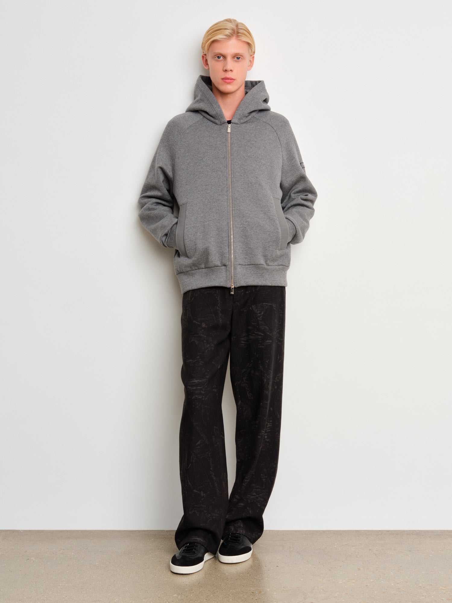 モデル身長187cm、着用サイズ3、着用カラーGRAY