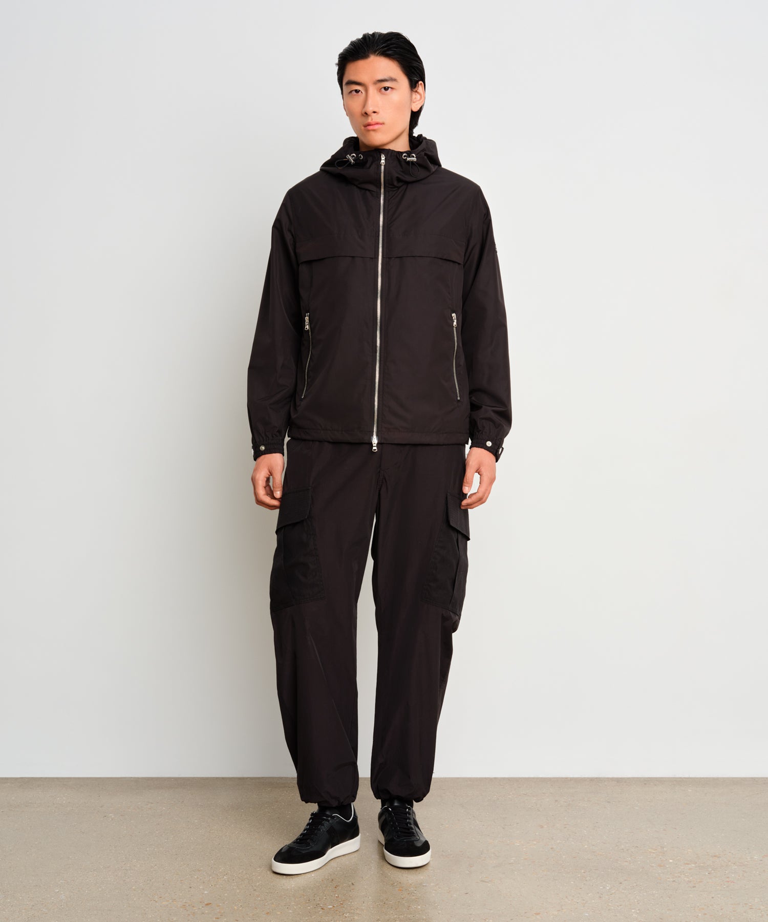 モデル身長187cm、着用サイズ3、着用カラーBLACK