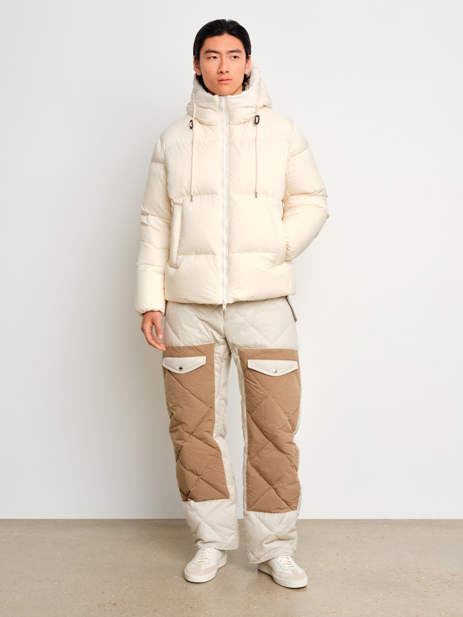 モデル身長187cm、着用サイズ3、着用カラーIVORY