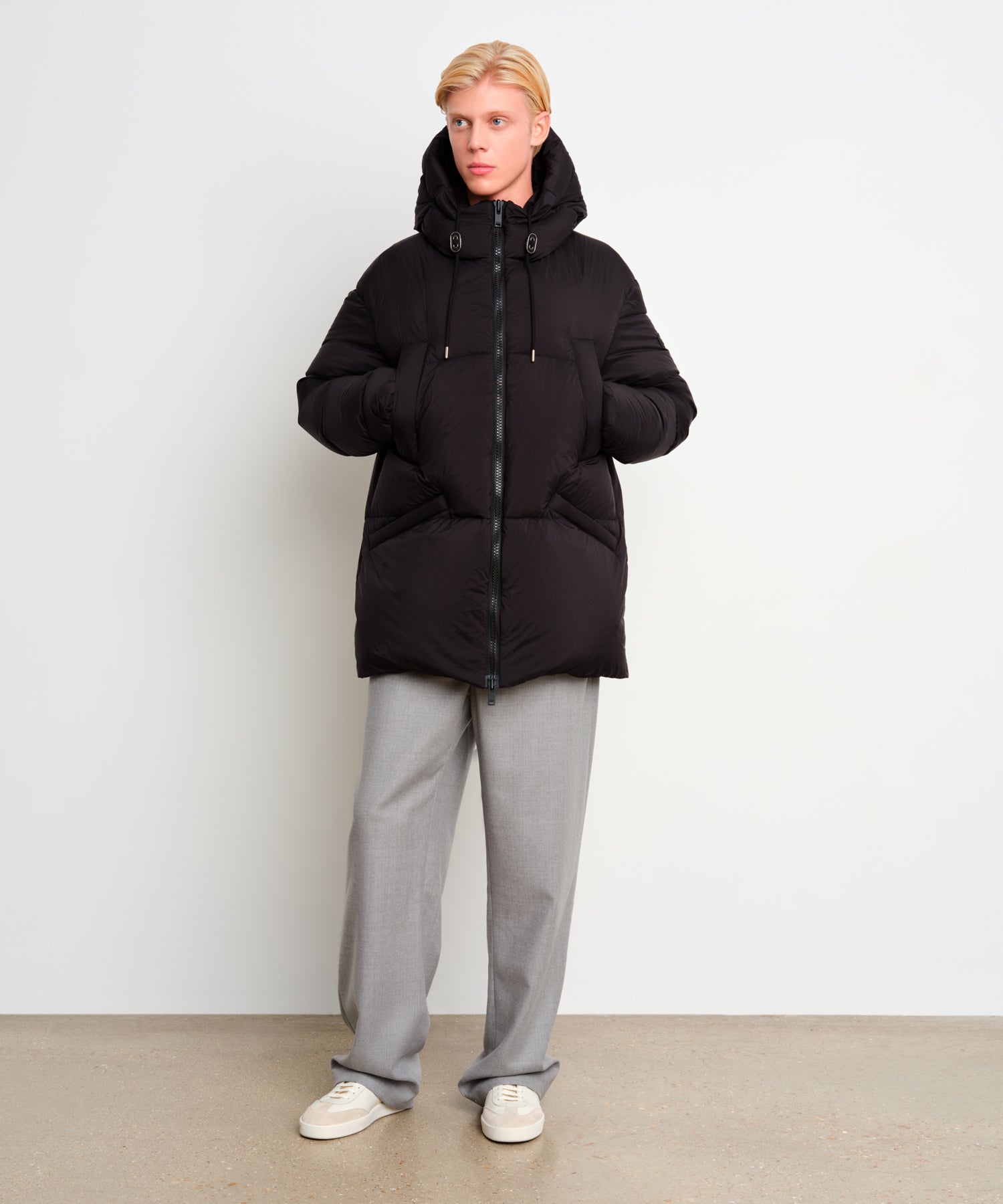 モデル身長187cm、着用サイズ3、着用カラーBLACK