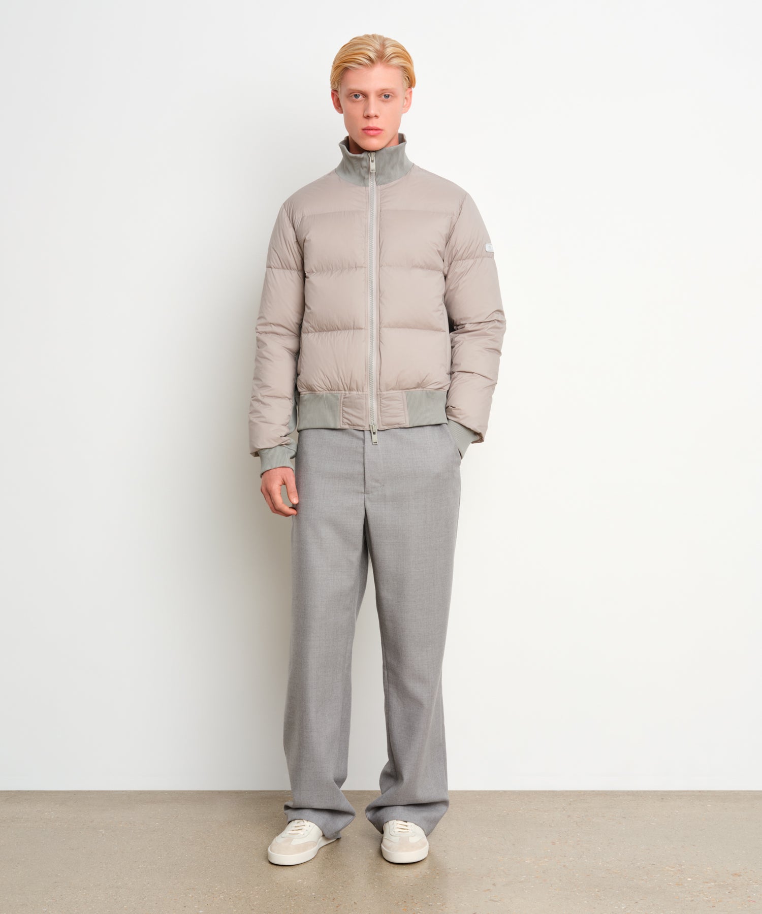 モデル身長187cm、着用サイズ3、着用カラーL.GRAY