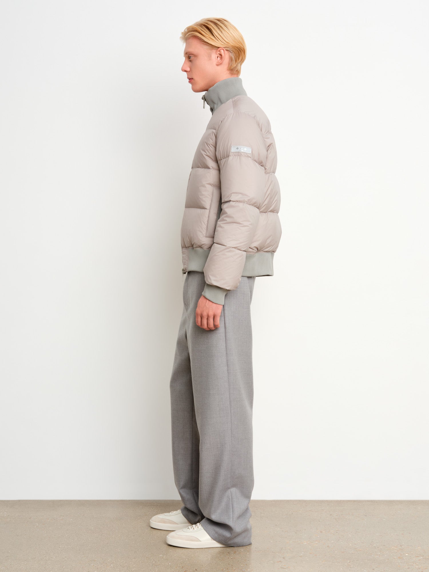 モデル身長187cm、着用サイズ3、着用カラーL.GRAY