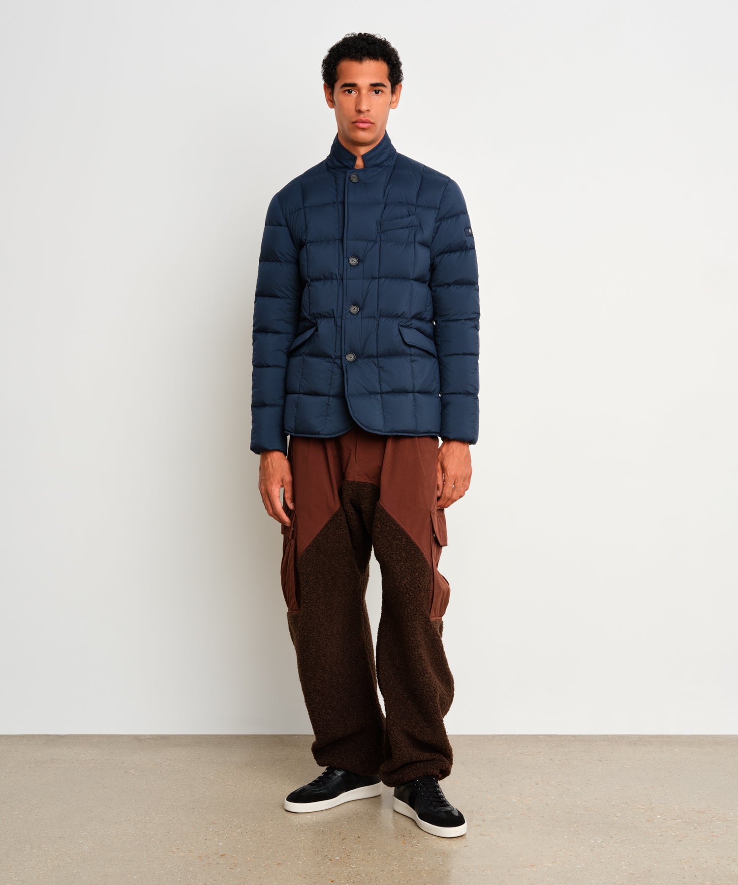 モデル身長187cm、着用サイズ3、着用カラーNAVY