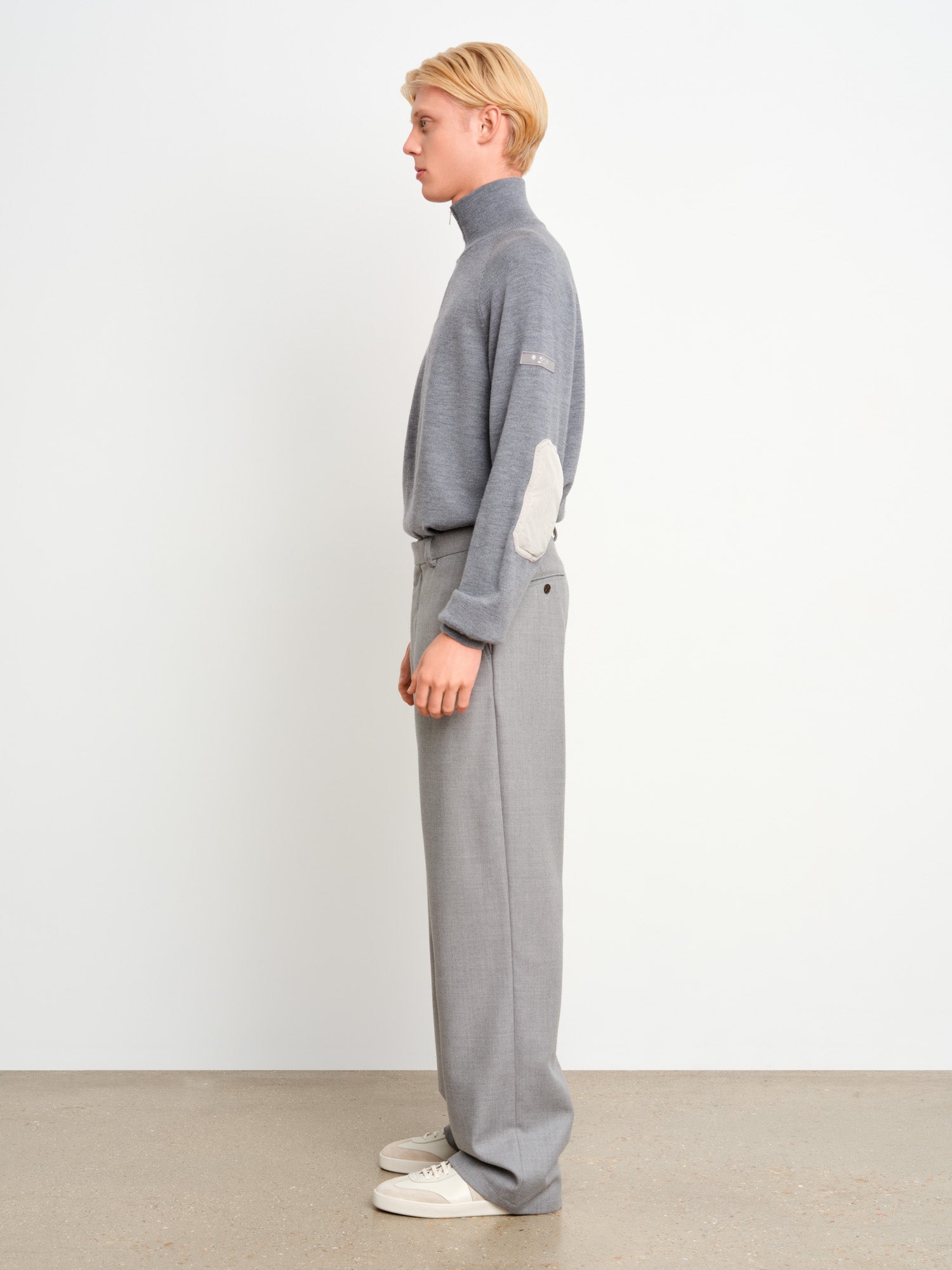 モデル身長187cm、着用サイズ3、着用カラーL.GRAY