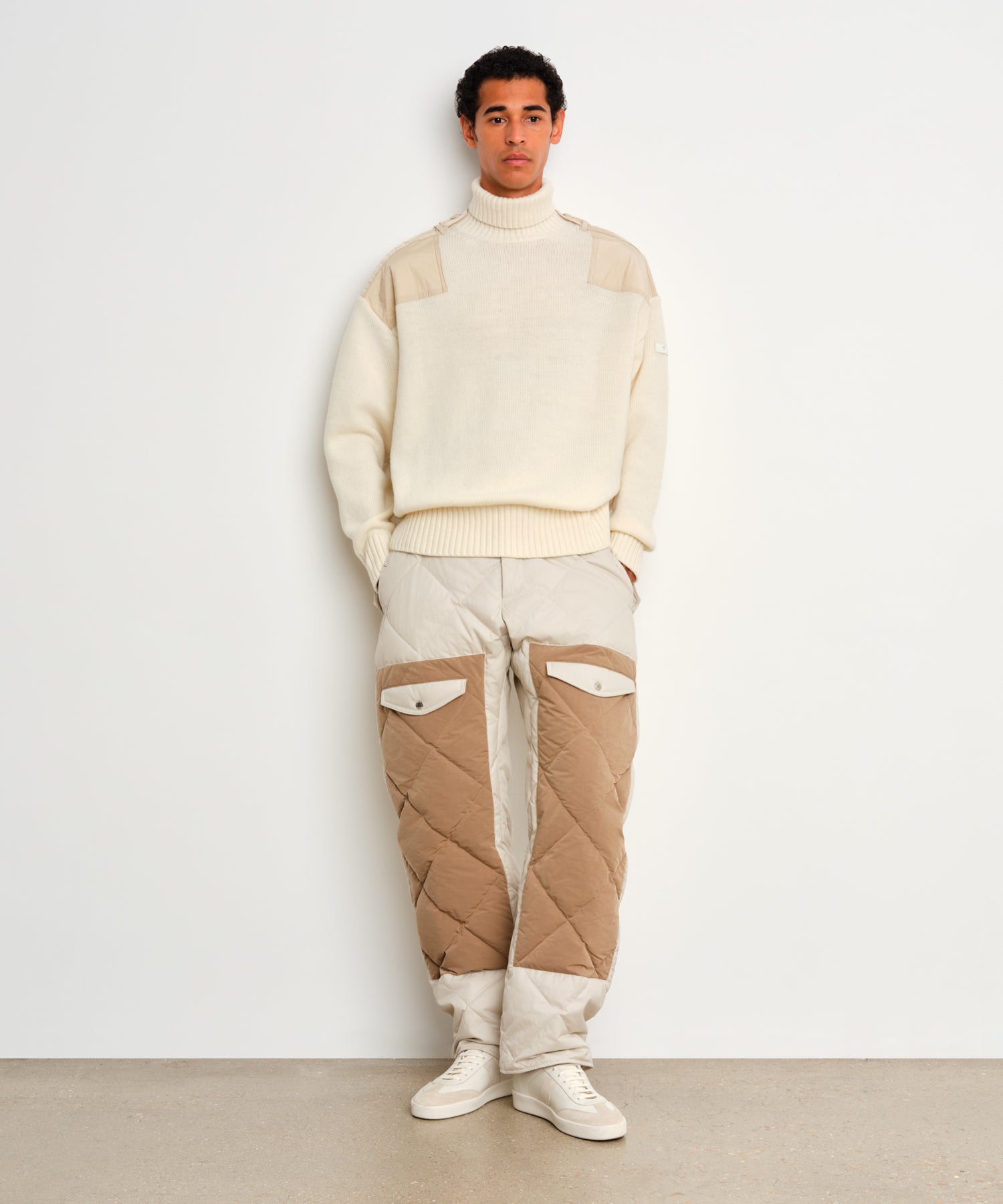 モデル身長187cm、着用サイズ3、着用カラーIVORY