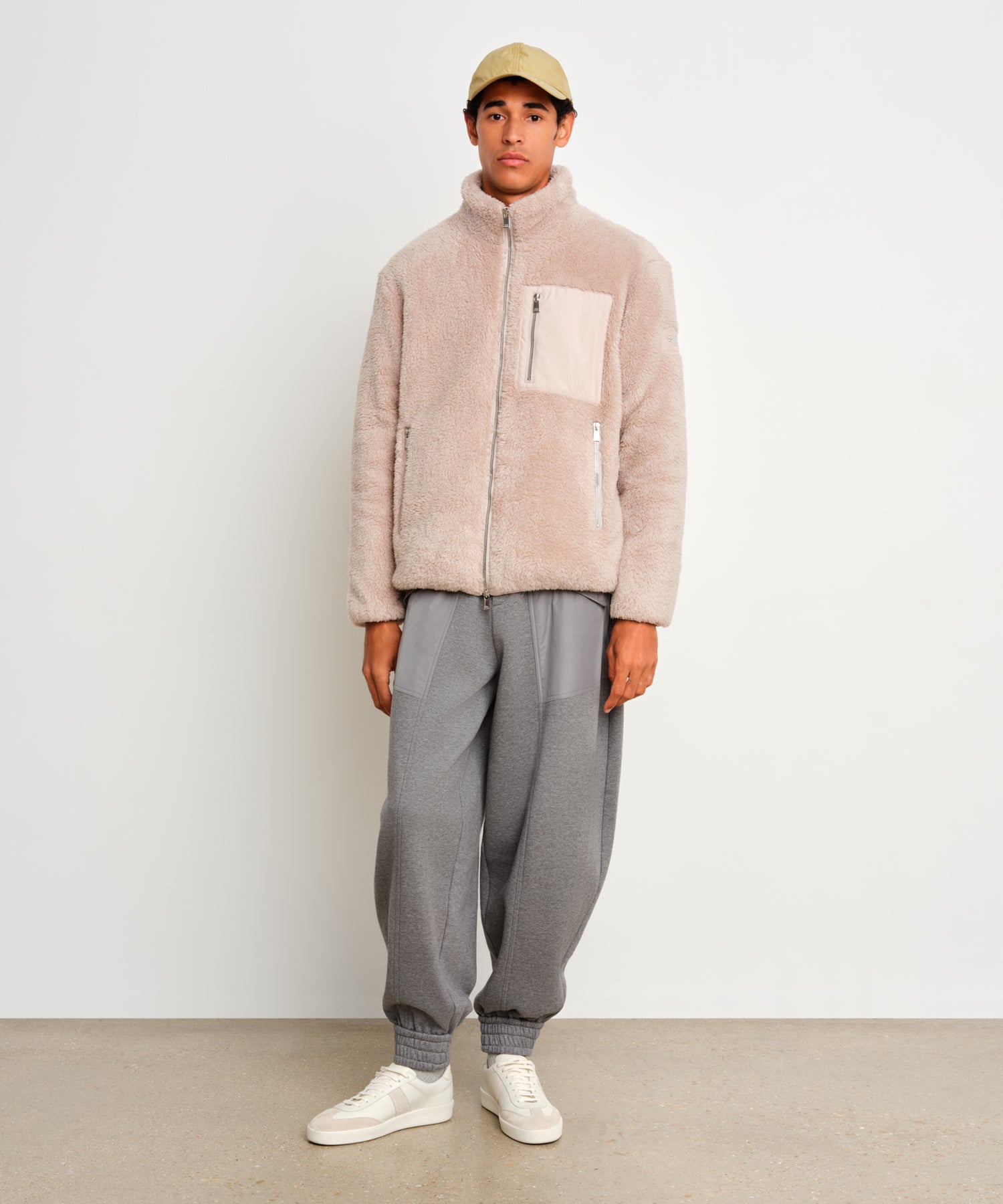 モデル身長187cm、着用サイズF、着用カラーBEIGE