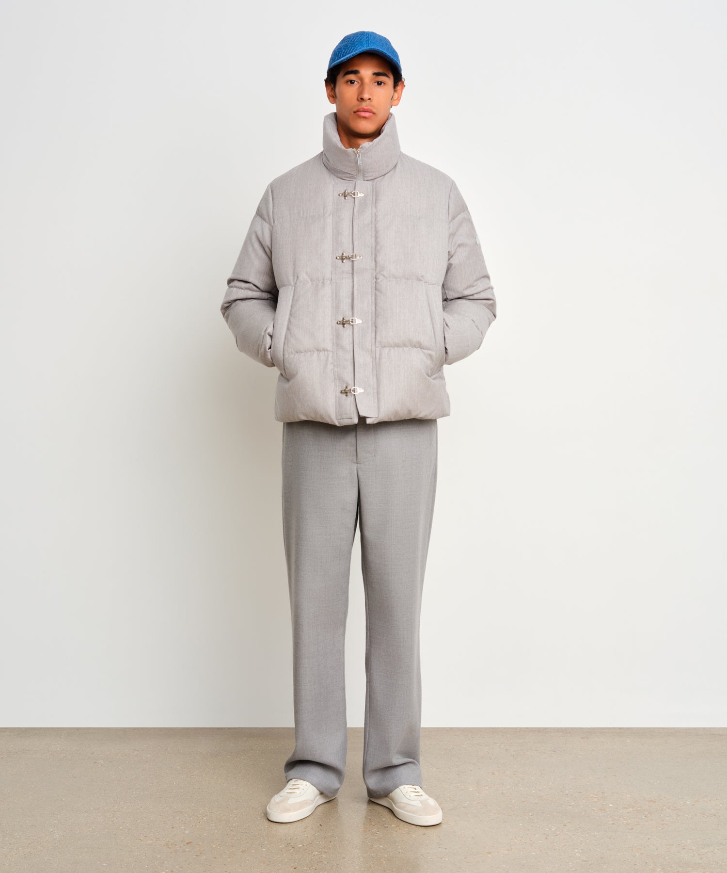 モデル身長187cm、着用サイズF、着用カラーBLUE