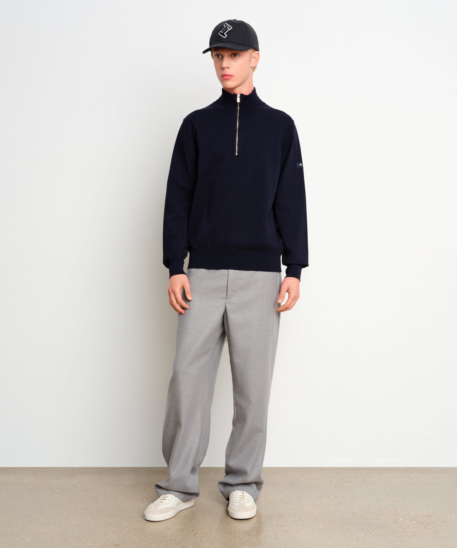 モデル身長187cm、着用サイズF、着用カラーC.GRAY