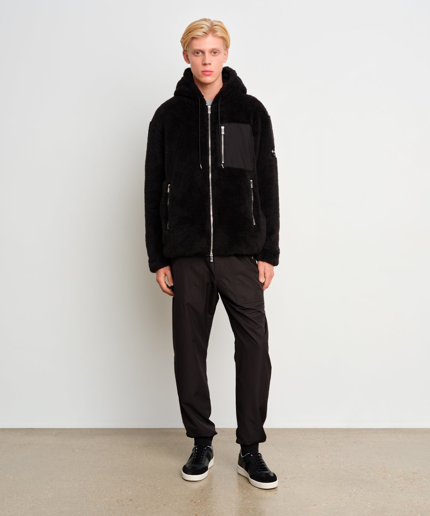 モデル身長187cm、着用サイズ3、着用カラーBLACK