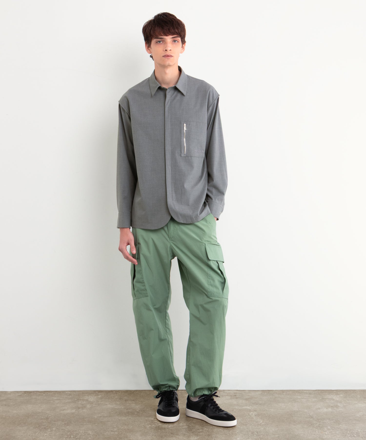 モデル身長177cm、着用サイズ3、着用カラーGRAY