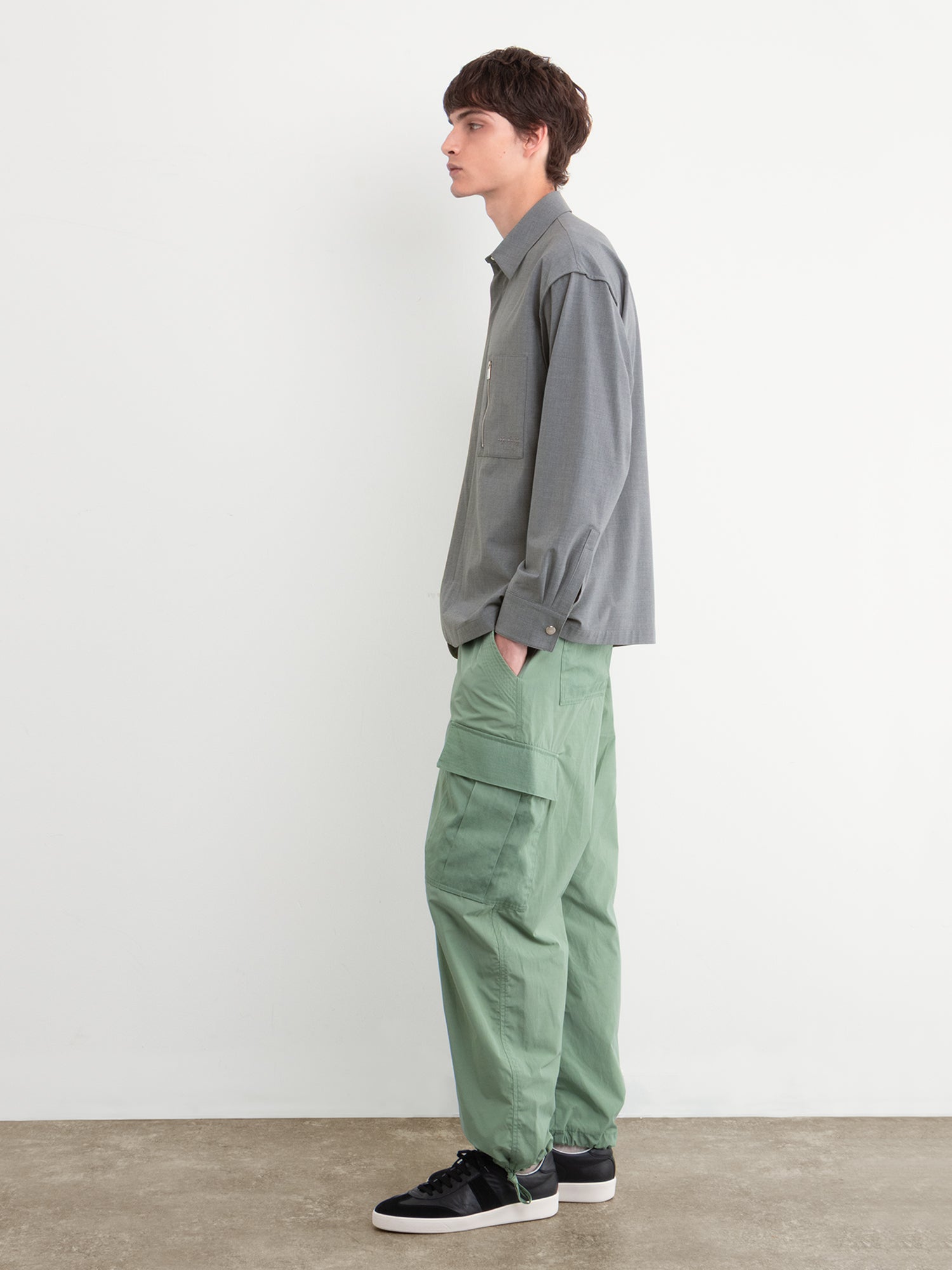 モデル身長177cm、着用サイズ3、着用カラーGRAY