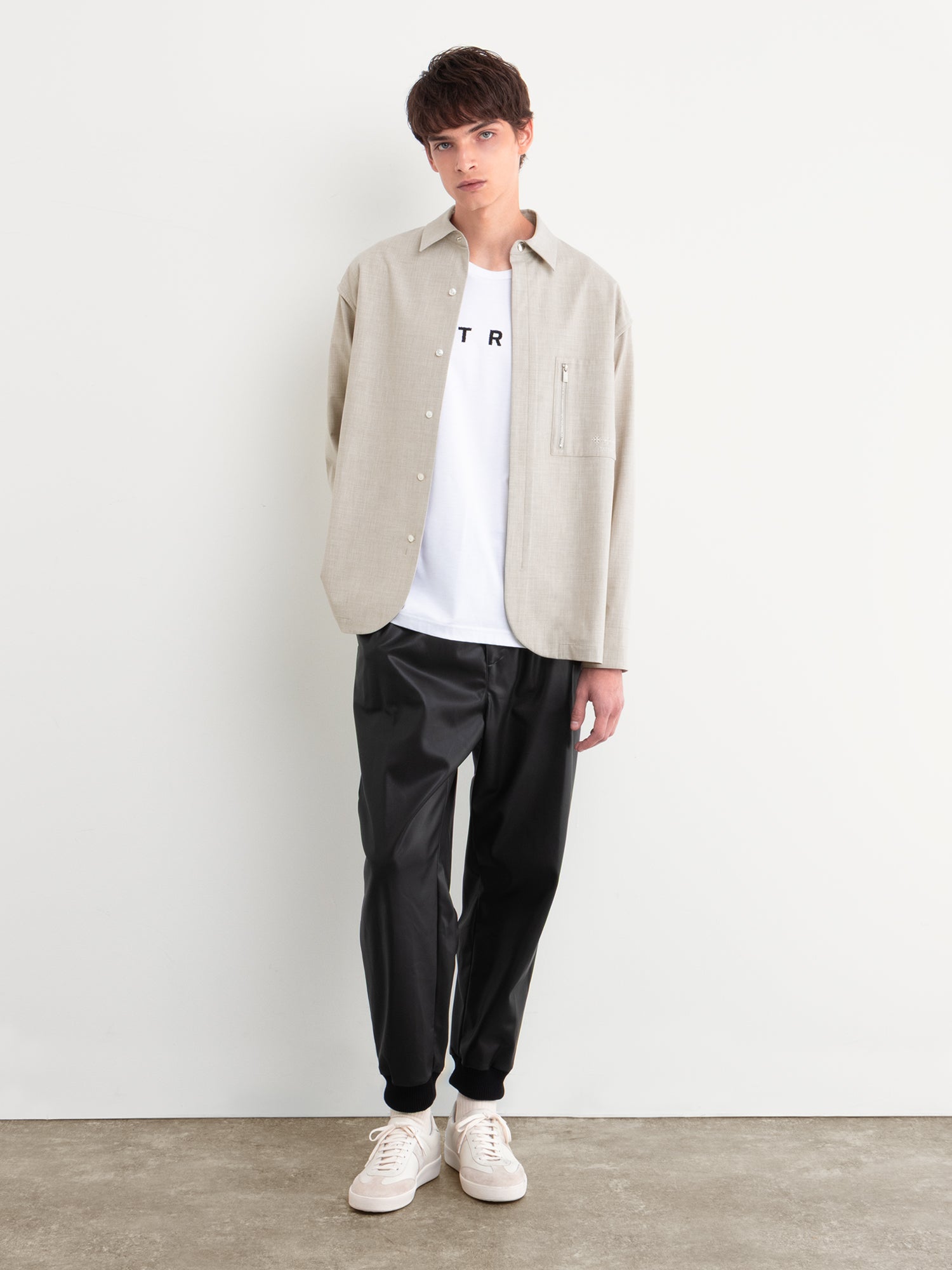 モデル身長177cm、着用サイズ3、着用カラーBEIGE