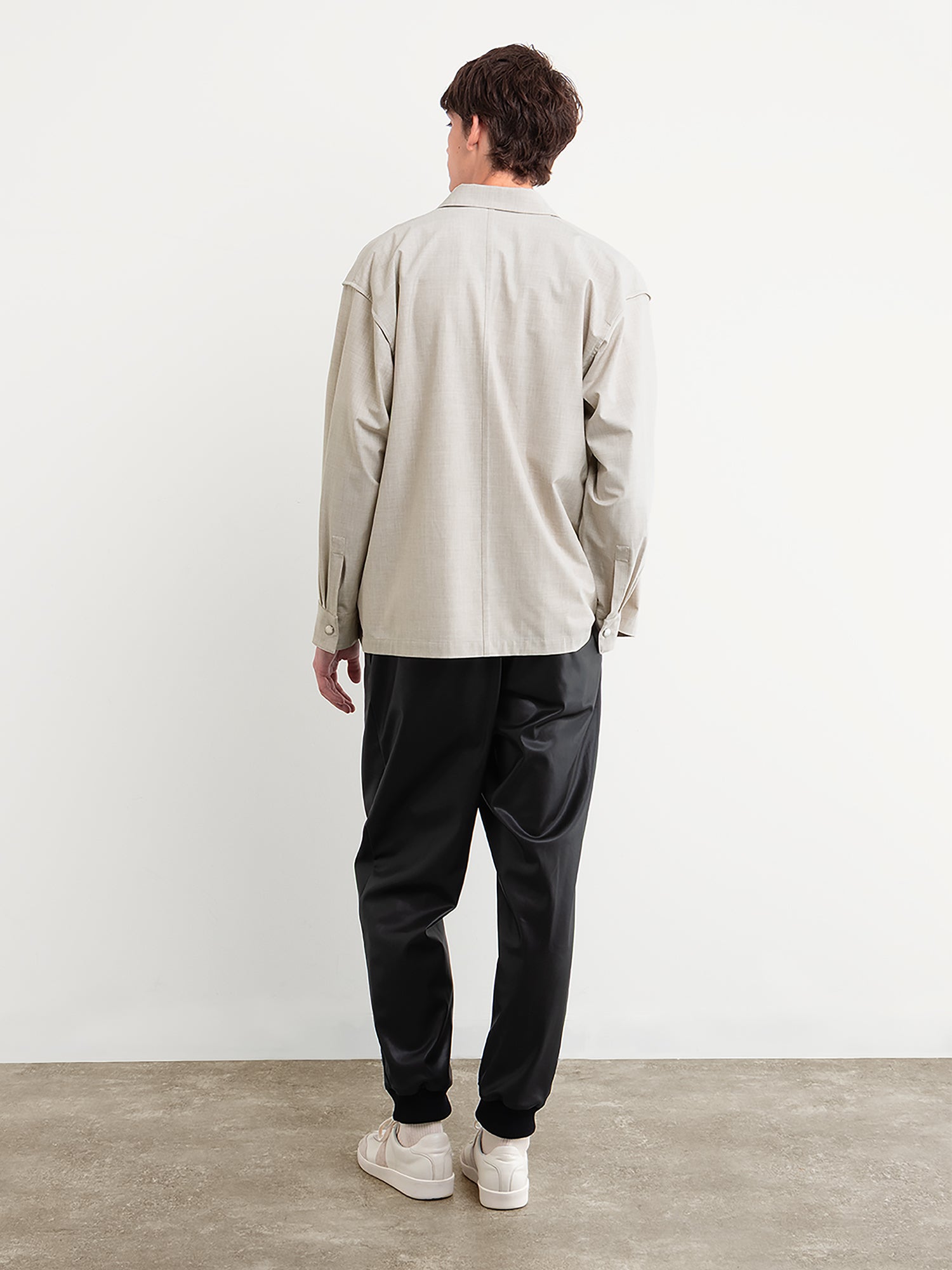 モデル身長177cm、着用サイズ3、着用カラーBEIGE
