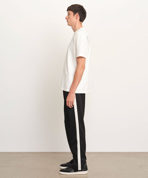 モデル身長189cm、着用サイズ3、着用カラーWHITE
