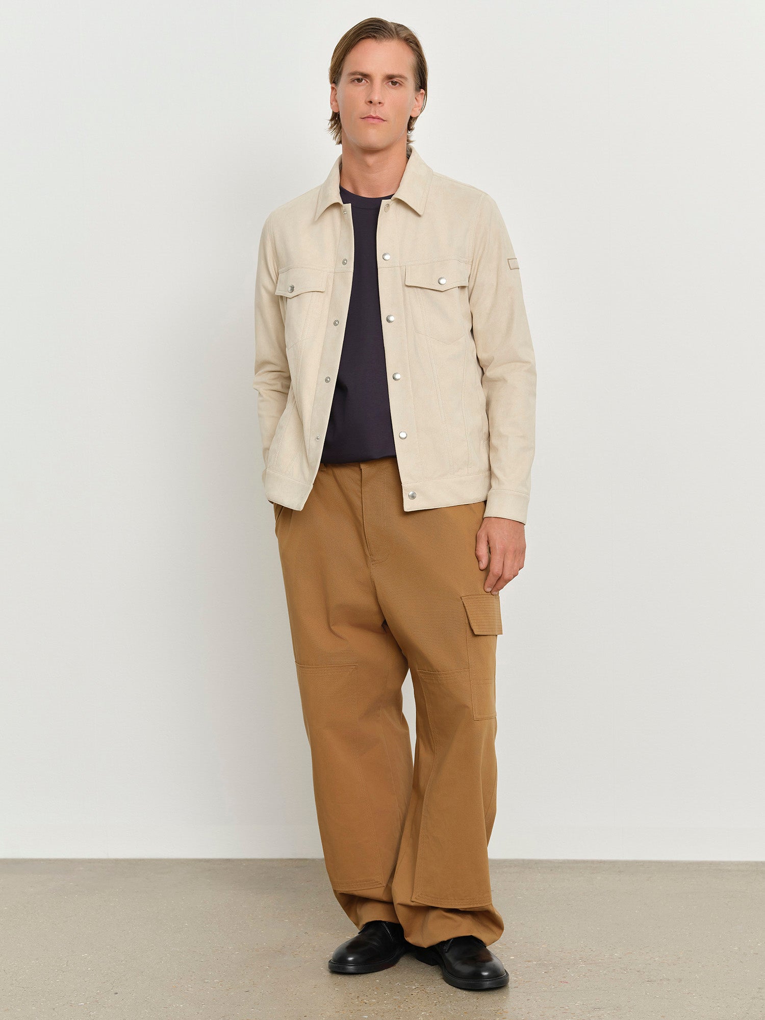 モデル身長181cm、着用サイズ3、着用カラーBEIGE