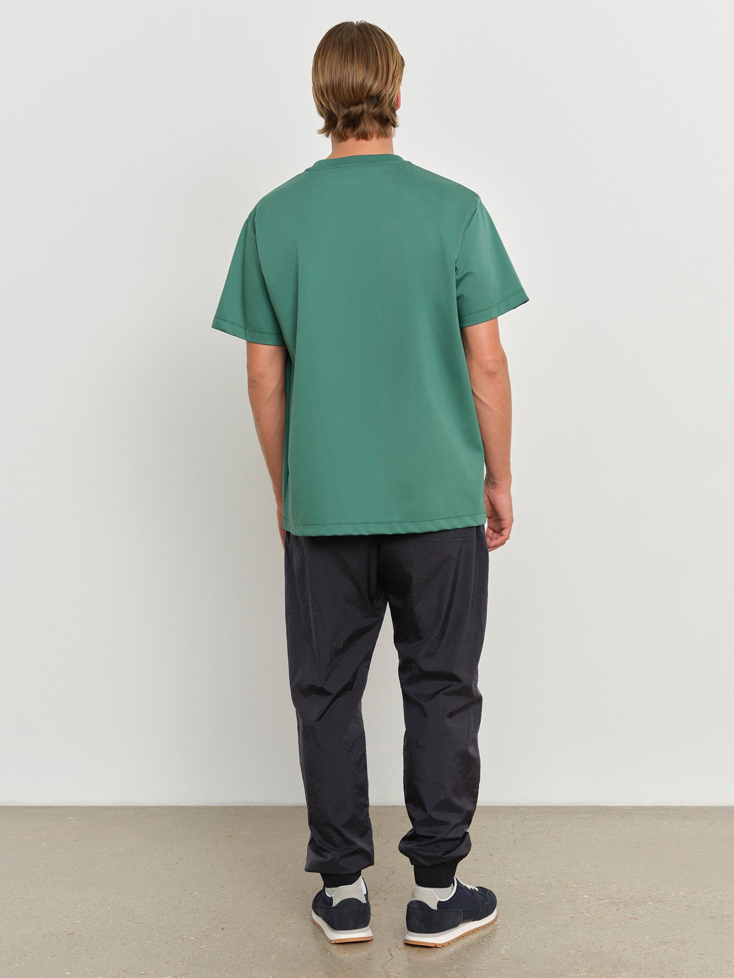モデル身長181cm、着用サイズ3、着用カラーGREEN